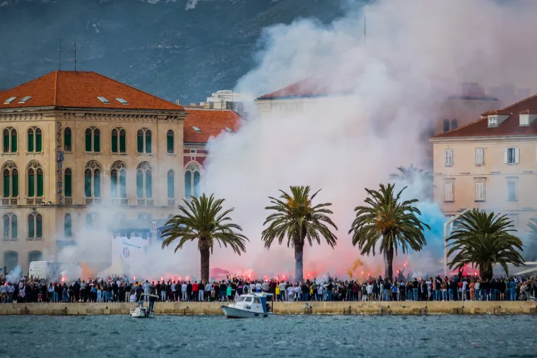 Spektakularne fotografije splitske Rive iz zraka! Juniorima Hajduka navijači pripremili vatreni doček!