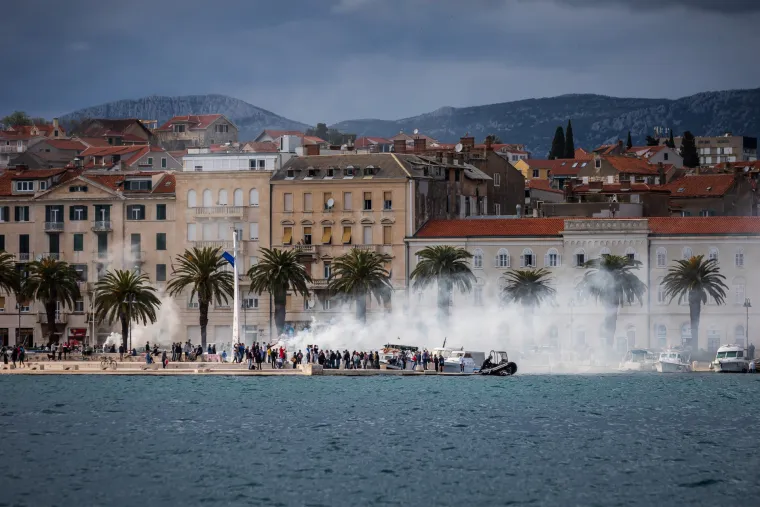 Spektakularne fotografije splitske Rive iz zraka! Juniorima Hajduka navijači pripremili vatreni doček!