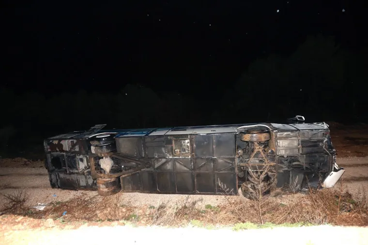 TEŠKA NESREĆA KOD VODICA: Troje ozlijeđenih u sudaru auta i autobusa
