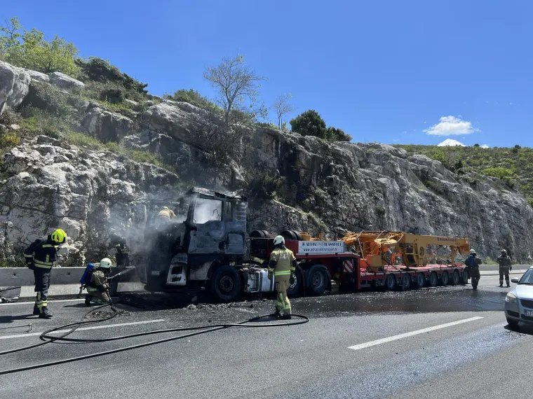 Zapalio se tegljač na brzoj cesti prije tunela Klis grlo, cesta zatvorena za sav promet