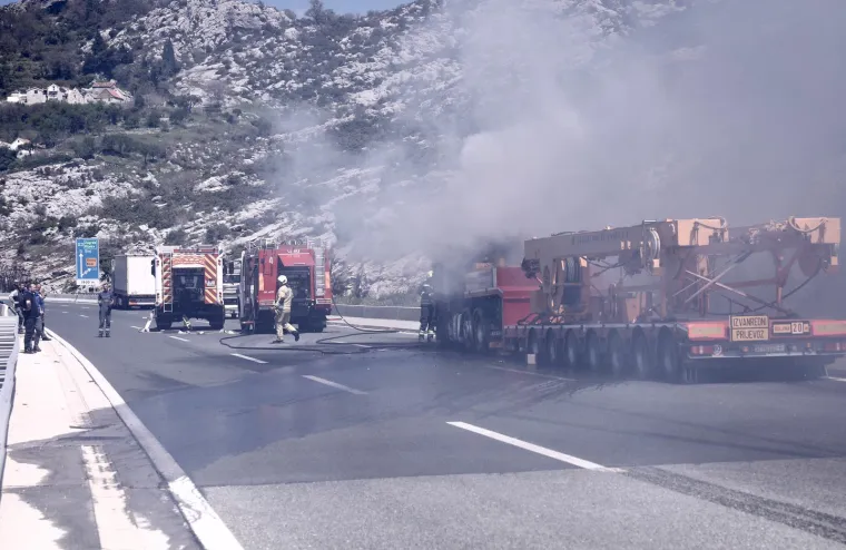 Zapalio se tegljač na brzoj cesti prije tunela Klis grlo, cesta zatvorena za sav promet