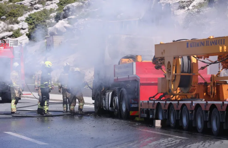 Zapalio se tegljač na brzoj cesti prije tunela Klis grlo, cesta zatvorena za sav promet