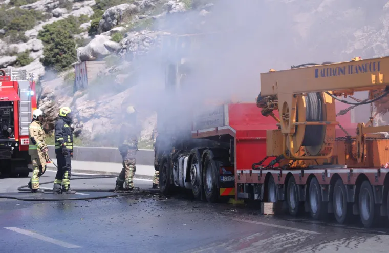 Zapalio se tegljač na brzoj cesti prije tunela Klis grlo, cesta zatvorena za sav promet
