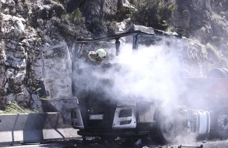 Zapalio se tegljač na brzoj cesti prije tunela Klis grlo, cesta zatvorena za sav promet