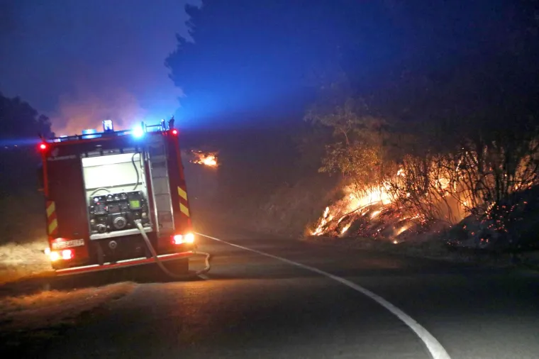 Jaki udari vjetra doveli vatrenu stihiju na brda iznad Zatona