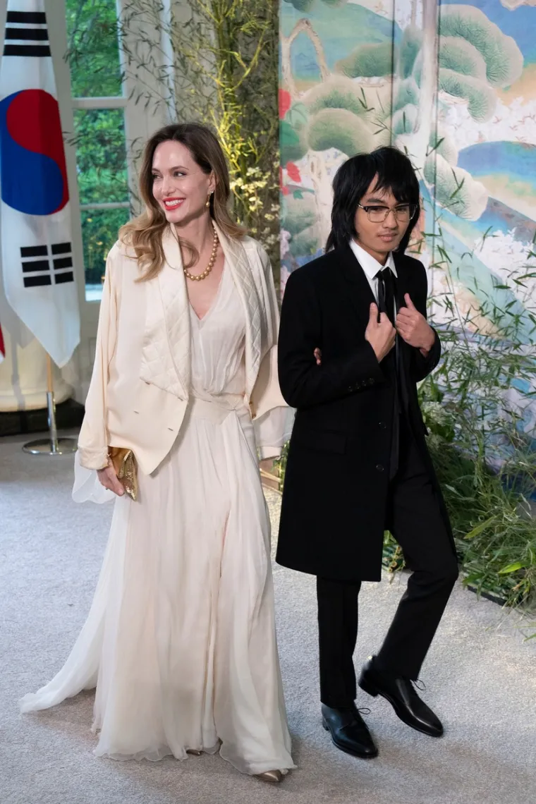 Angelina Jolie ukazala se u Bijeloj kući s najstarijim sinom, no njezin izgled zasjenila je drama oko prezimena