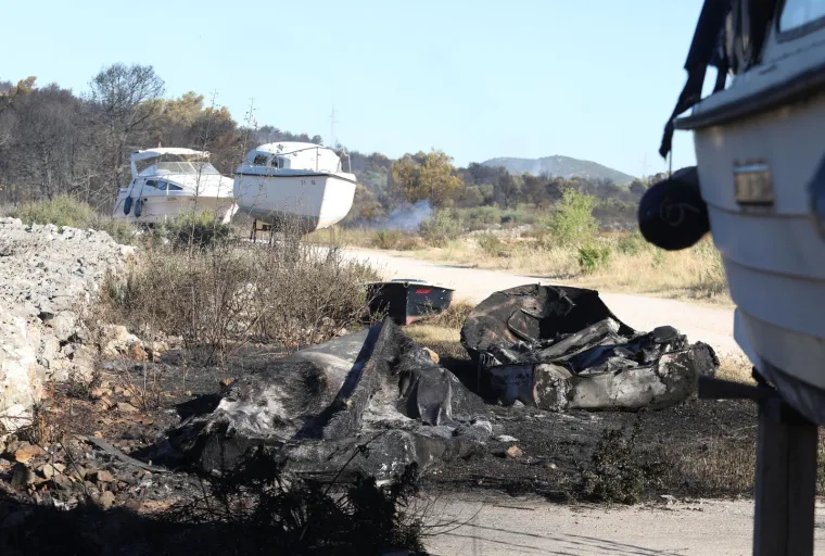 Pogledajte strašne posljedice požara u Raslini: Ljudi u suzama gledaju svoje izgorjele kuće, automobile...