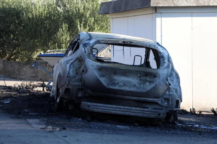 Pogledajte strašne posljedice požara u Raslini: Ljudi u suzama gledaju svoje izgorjele kuće, automobile...