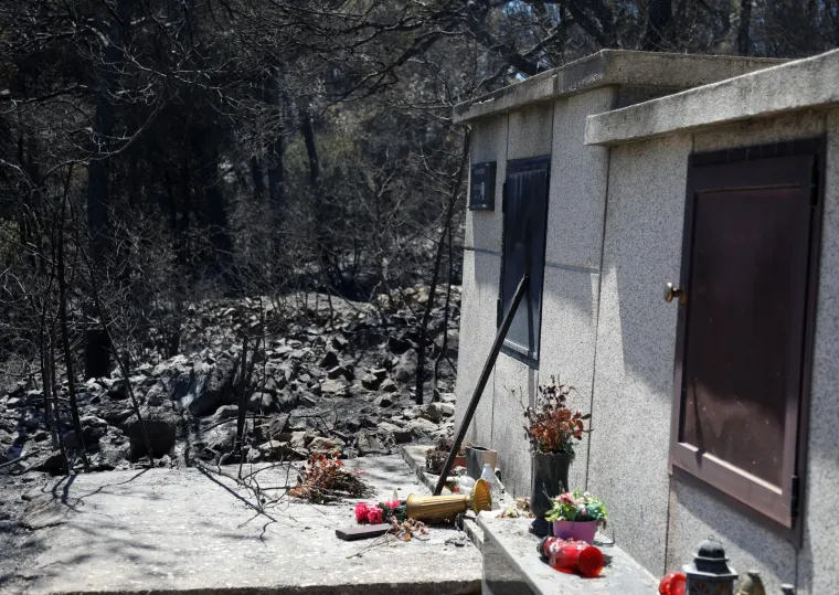 Planuo je zvonik, izgorjeli domovi, štale i životinje, a vatra je u Zatonu zahvatila i groblje