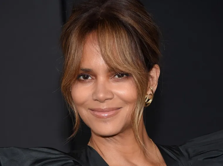 Prezgodna Halle Berry ima posebnu rutinu njege kože koja uključuje nježno čišćenje lica dva puta na dan te pijenje temeljca od kostiju. Glumica koristi i jednostavne maske od prirodnih sastojaka koje se mogu napraviti kod kuće, a njihove recepte rado podijeli sa svojim pratiteljima na društvenim mrežama. 

