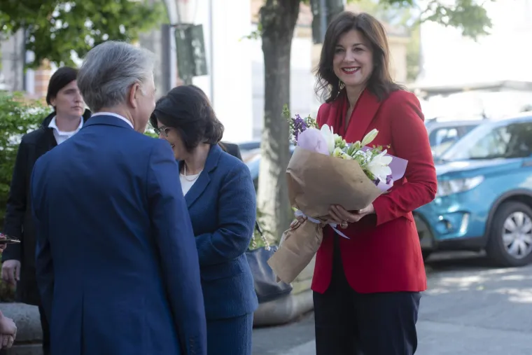 Besprijekorna elegancija Sanje Musić Milanović: U odvažnoj kombinaciji još jednom pokazala da je crvena njezina boja