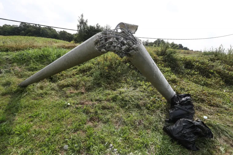 U mjestu Bedenica u prometnoj nesreći je smrtno stradala mlađa ženska osoba. Vozačica je sletjela s ceste i udarila u betonski stup javne rasvjete