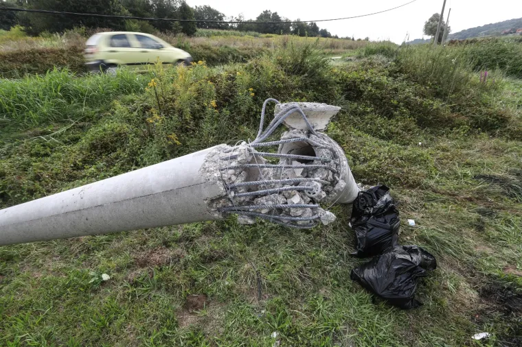 U mjestu Bedenica u prometnoj nesreći je smrtno stradala mlađa ženska osoba. Vozačica je sletjela s ceste i udarila u betonski stup javne rasvjete