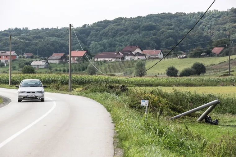 U mjestu Bedenica u prometnoj nesreći je smrtno stradala mlađa ženska osoba. Vozačica je sletjela s ceste i udarila u betonski stup javne rasvjete
