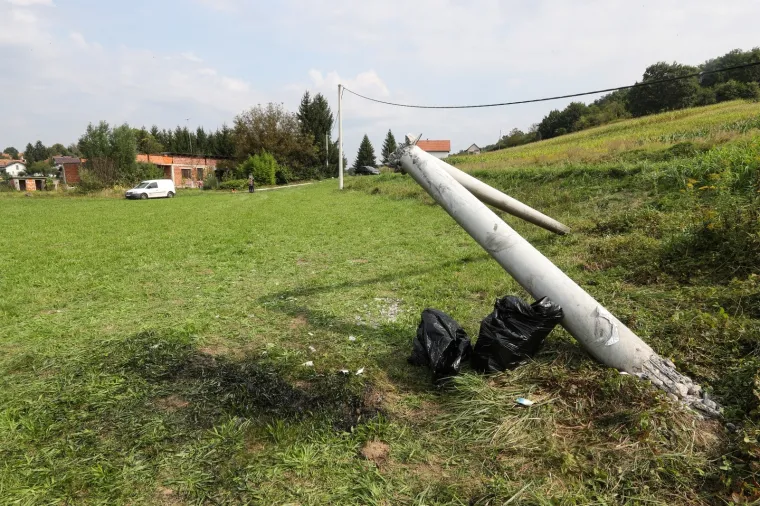 U mjestu Bedenica u prometnoj nesreći je smrtno stradala mlađa ženska osoba. Vozačica je sletjela s ceste i udarila u betonski stup javne rasvjete