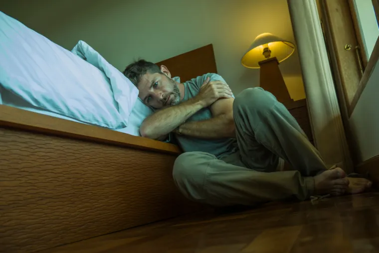  Kako se burnout razlikuje od depresije?: Iako su brojni simptomi sagorijevanja slični depresiji, postoje neke ključne razlike. Dr Brewer  ističe &apos;Depresija je biološka bolest povezana s neravnotežom moždanih kemikalija kao što su serotonin, noradrenalin i dopamin. Ti neurotransmiteri prenose poruke od jedne moždane stanice do druge, a neravnoteže vas usporavaju i fizički i mentalno. &apos;Depresija je povezana s genskim nasljeđem, hormonskom neravnotežom, traumom iz djetinjstva, žalovanjem, nedostatkom vitamina D/sunca, društvenom izolacijom, niskim samopoštovanjem, pesimističnom osobnošću, zlouporabom alkohola, nikotina ili nedopuštenih droga ili ozbiljnom bolešću poput raka , bolesti srca, dijabetesa ili Alzheimerove bolesti.&apos;  
