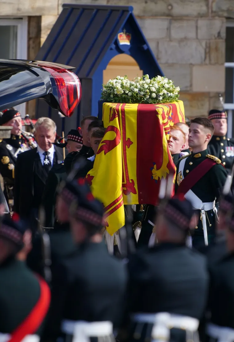 Charles III. predvodio pogrebnu povorku s lijesom kraljice Elizabete: Tisuće ljudi pratili su u tišini mrtvačka kola