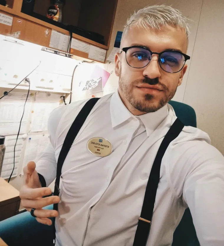 Impresioniralo ga je da se svi na brodu međusobno poštuju jer svi rade prema istom cilju, a da se stvarima poput nacionalnosti, vjere i seksualnosti  uopće ne pridaje važnost (što bi svugdje trebao biti slučaj).Ipak, iako živi životom kakav bi mnogi poželjeli, ipak mu nešto nedostaje.