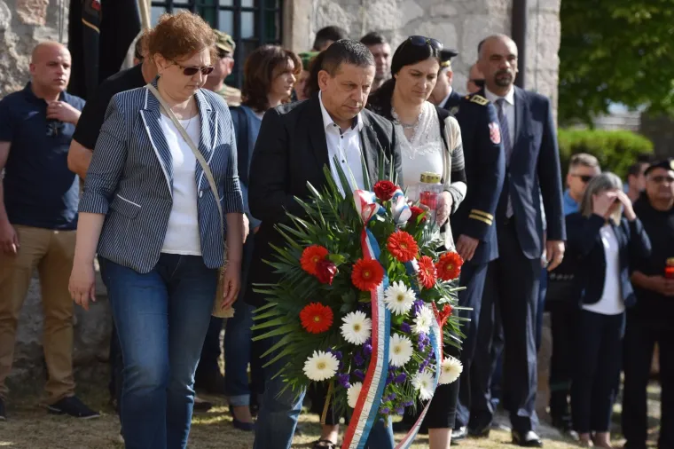 Polaganjem vijenaca na Kninskoj tvrđavi obilježena je 27. obljetnica napada na Potkonje i Vrpolje