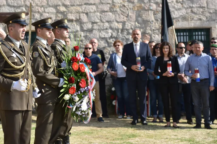 Polaganjem vijenaca na Kninskoj tvrđavi obilježena je 27. obljetnica napada na Potkonje i Vrpolje