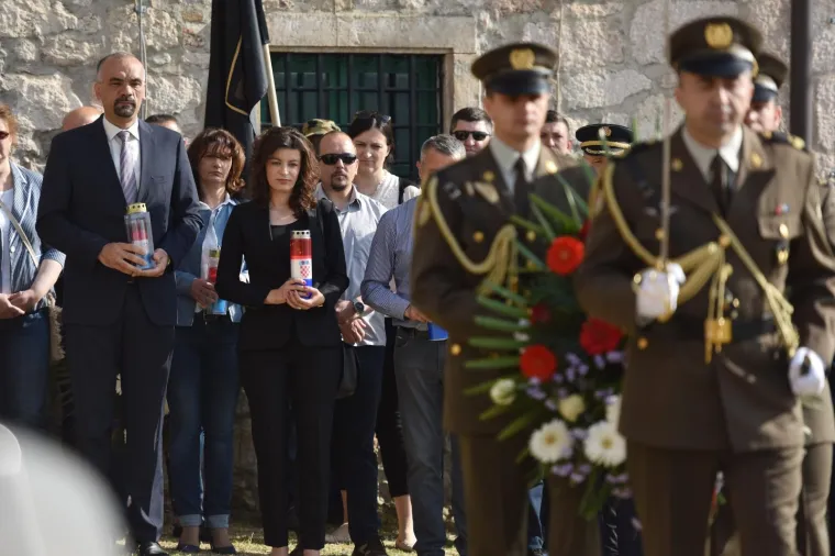 Polaganjem vijenaca na Kninskoj tvrđavi obilježena je 27. obljetnica napada na Potkonje i Vrpolje