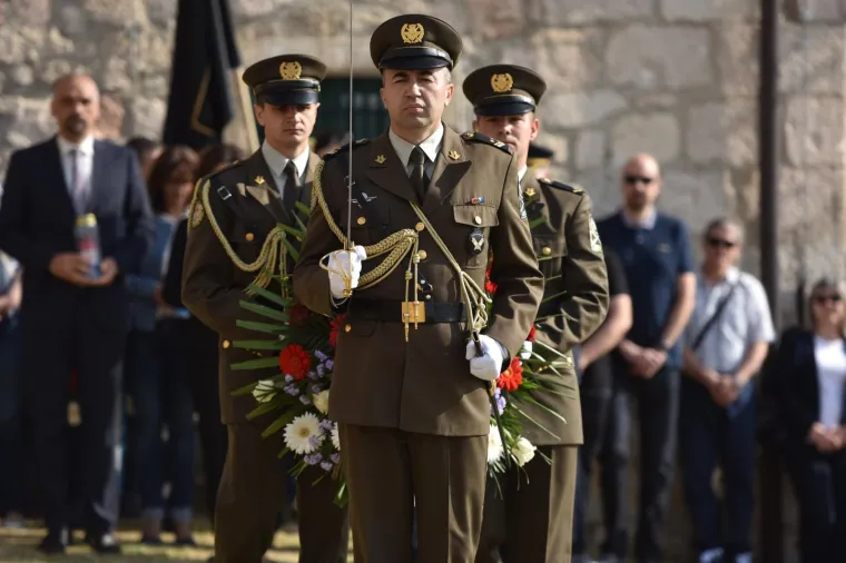 Polaganjem vijenaca na Kninskoj tvrđavi obilježena je 27. obljetnica napada na Potkonje i Vrpolje