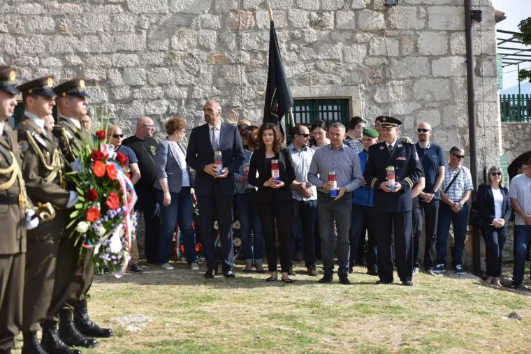 Polaganjem vijenaca na Kninskoj tvrđavi obilježena je 27. obljetnica napada na Potkonje i Vrpolje
