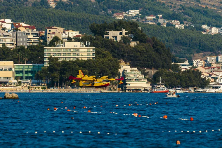 Gori kod Dugopolja. Pogledajte spektakularne fotografije kanadera koji iz mora uzima vodu za gašenje požara!