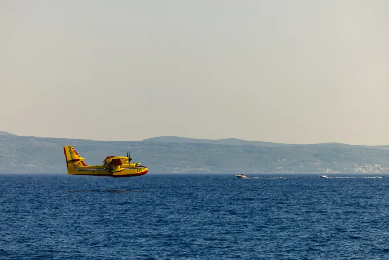 Gori kod Dugopolja. Pogledajte spektakularne fotografije kanadera koji iz mora uzima vodu za gašenje požara!