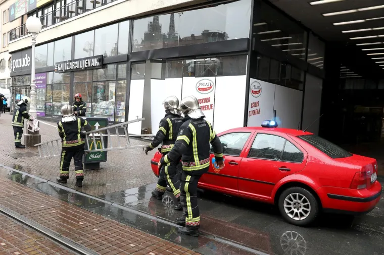 Vatrogasci interveniraju na lokalu u Ilici na kojem je vjetar polomio stakla
