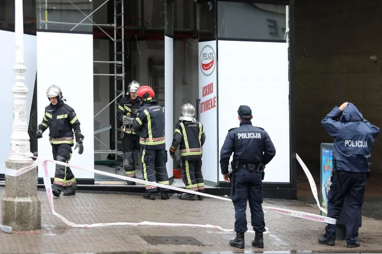 Vatrogasci interveniraju na lokalu u Ilici na kojem je vjetar polomio stakla