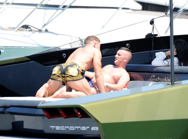Što to McGregor, pobogu, radi? Kamera uhvatila ludog Conora na brodu u vrućem klinču s drugim muškarcem