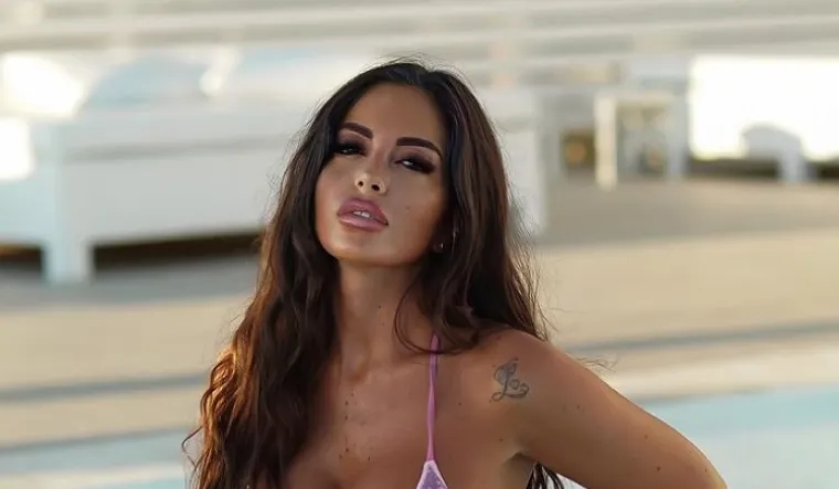 Upoznajte prekrasnu Florianu, 'Kim Kardashian Vezuva' od koje se Maradona ni ne vidi: Evo zašto su svi ludi za njom