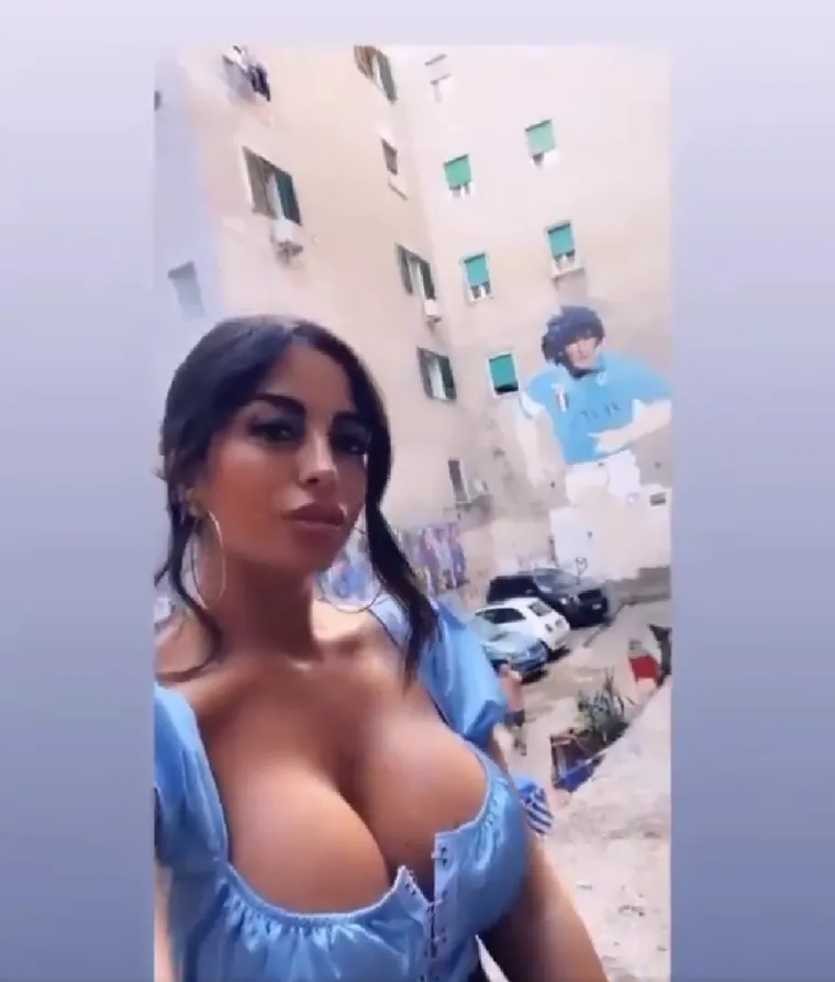 Upoznajte prekrasnu Florianu, 'Kim Kardashian Vezuva' od koje se Maradona ni ne vidi: Evo zašto su svi ludi za njom