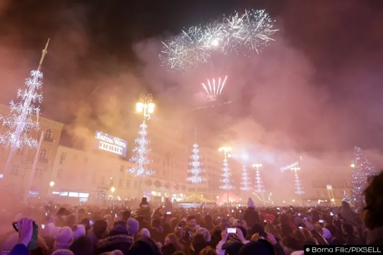 Tradicionalno, vatrometom je dočekana ponoć i u Zagrebu