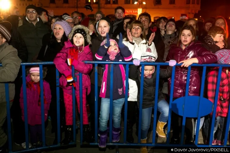 Osječani, stari i mladi, Novu su dočekali uz tradicionalnu tamburašku glazbu i pjesme Crvene jabuke