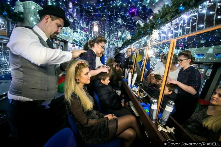 Tramvaj u kojem su se na početku "najluđe noći" Osječanke mogle urediti za doček Nove godine potpuno besplatno. Sva mjesta za ovo neobično događanje bila su rezervirana što znači da je ukupno 60 osječanki iz tramvaja izašlo s fancy fizurom i makeupom.