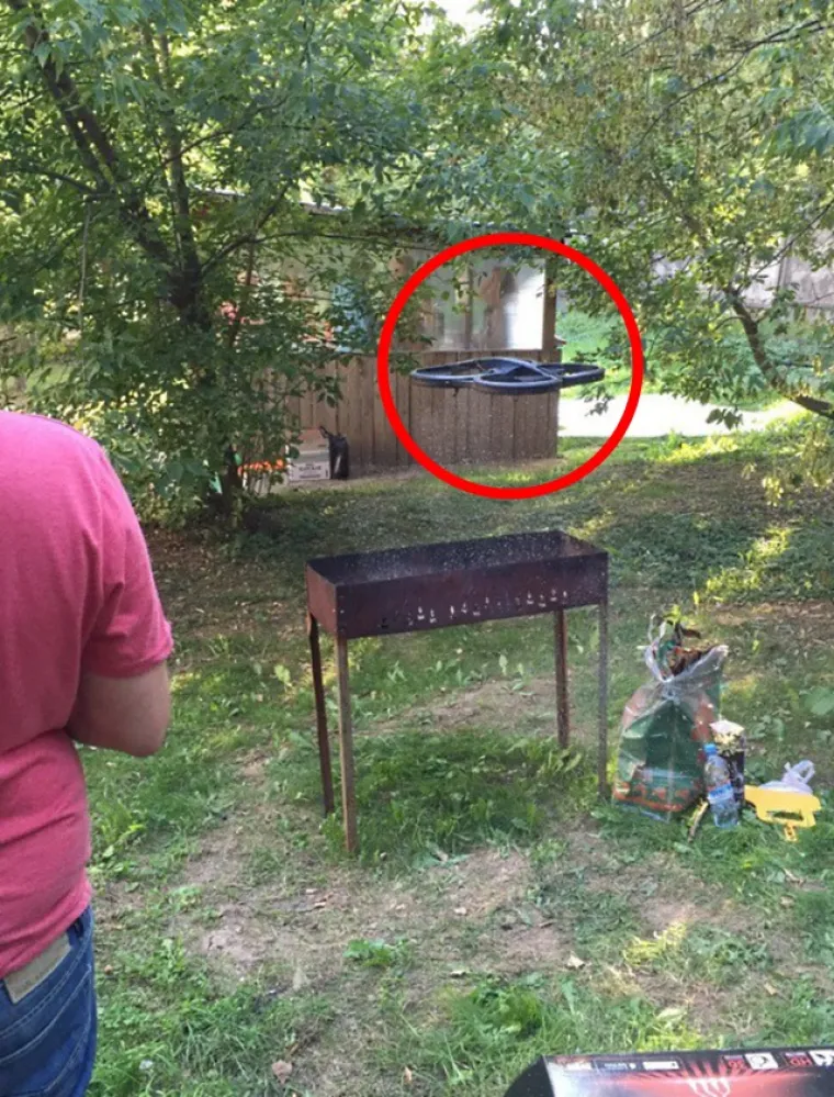 Kako ljudi "kod nas" roštiljaju kada ostanu bez bitne opreme? Evo, upravo ovako