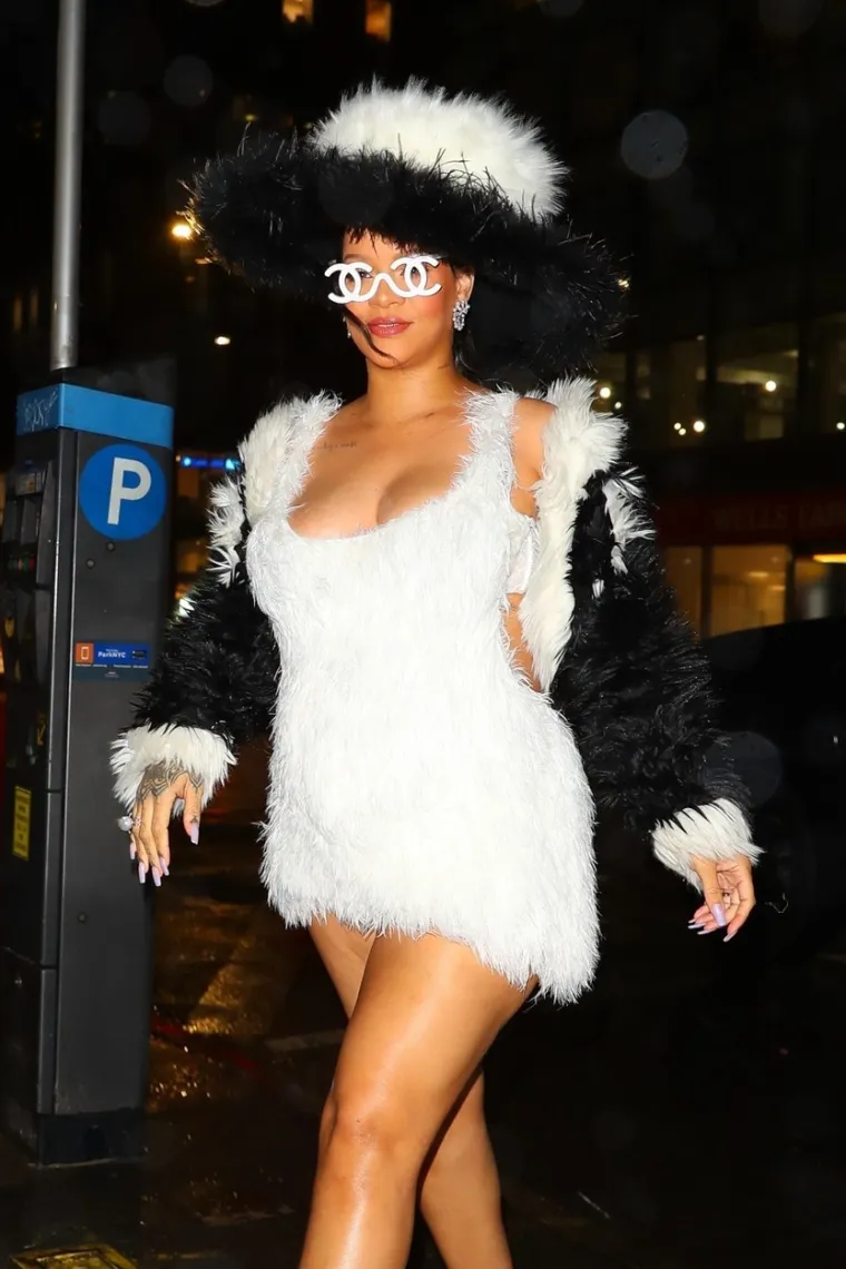 Rihanna u Chanelu iz 1994. odala počast Karlu Lagerfeldu: Grudima i nogama odvraćala pozornost od trudničkog trbuščića