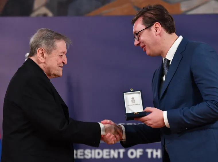 VUČIĆ SE VRATIO U BEOGRAD I URUČIO ODLIKOVANJA: Među odlikovanima je i zvijezda legendarne serije 'Bolji život'