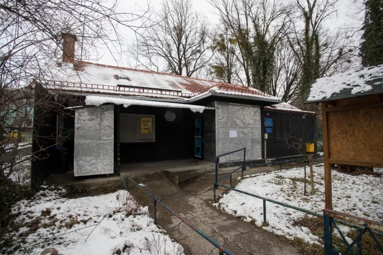 GRAD NENAJAVLJENO ZAPOČEO RUŠENJE TERASE KLUBA JABUKA: Djelatnici tijelima branili rušenje tende na terasi