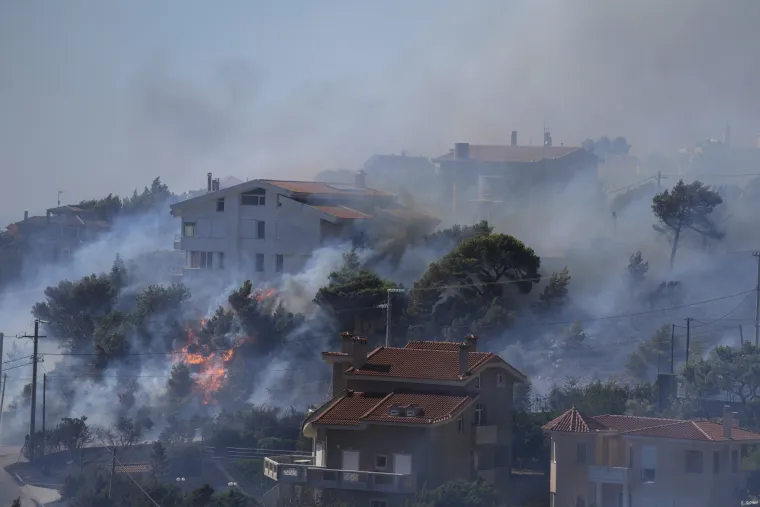 Katastrofa kod Atene! Ogroman požar guta sve pred sobom, izgorjele kuće, evakuirana bolnica