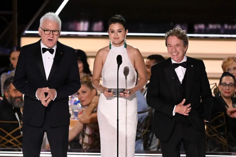 Iako nisu odnijeli kući nijednu od velikih nagrada, Steve Martin, Selena Gomez i Martin Short okupili su se kako bi predstavili ostale nominirane, donoseći sa sobom svoju urnebesnu dinamiku. &quot;Znate li zašto volim raditi s ovim momcima? Zato što nikad nema paparazza&quot;, našalila se Gomez.