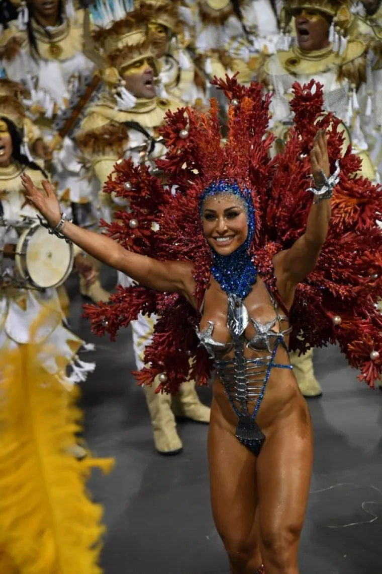 U BRAZILU OTVORENA SEZONA KARNEVALA: Plesačice sambe mamile uzdahe u velikim kostimima koji malo toga skrivaju