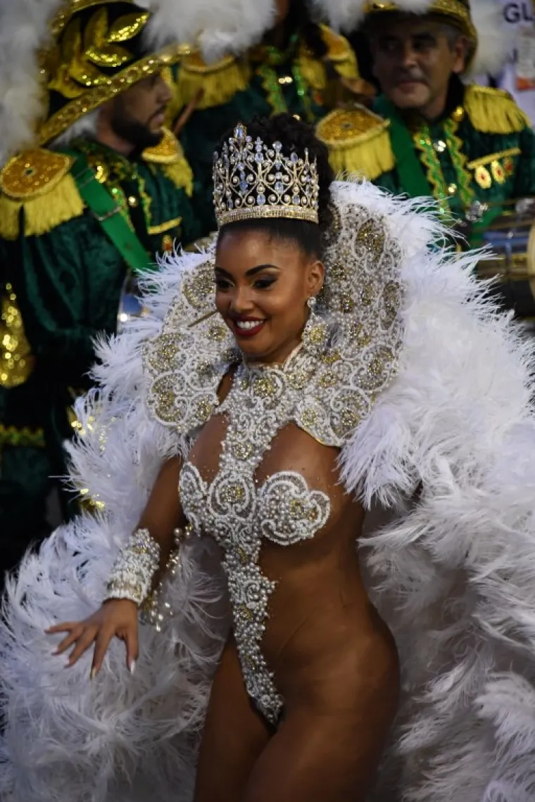U BRAZILU OTVORENA SEZONA KARNEVALA: Plesačice sambe mamile uzdahe u velikim kostimima koji malo toga skrivaju