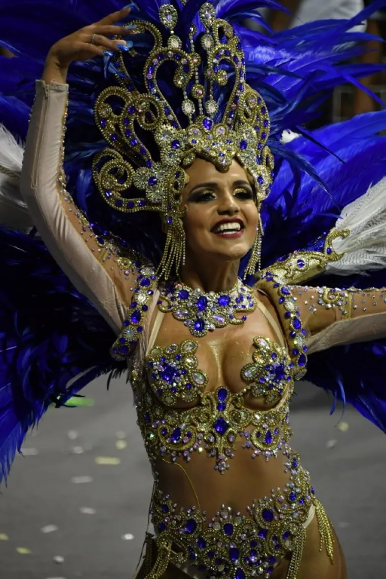 U BRAZILU OTVORENA SEZONA KARNEVALA: Plesačice sambe mamile uzdahe u velikim kostimima koji malo toga skrivaju