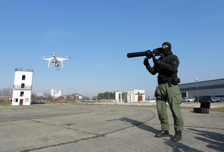 OVAKO RADI PUŠKA PROTIV DRONOVA: Održana demonstracija uklanjanja dronova puškom protiv bespilotnih letjelica