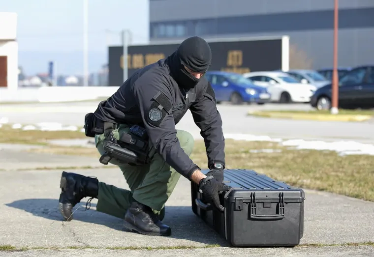 OVAKO RADI PUŠKA PROTIV DRONOVA: Održana demonstracija uklanjanja dronova puškom protiv bespilotnih letjelica