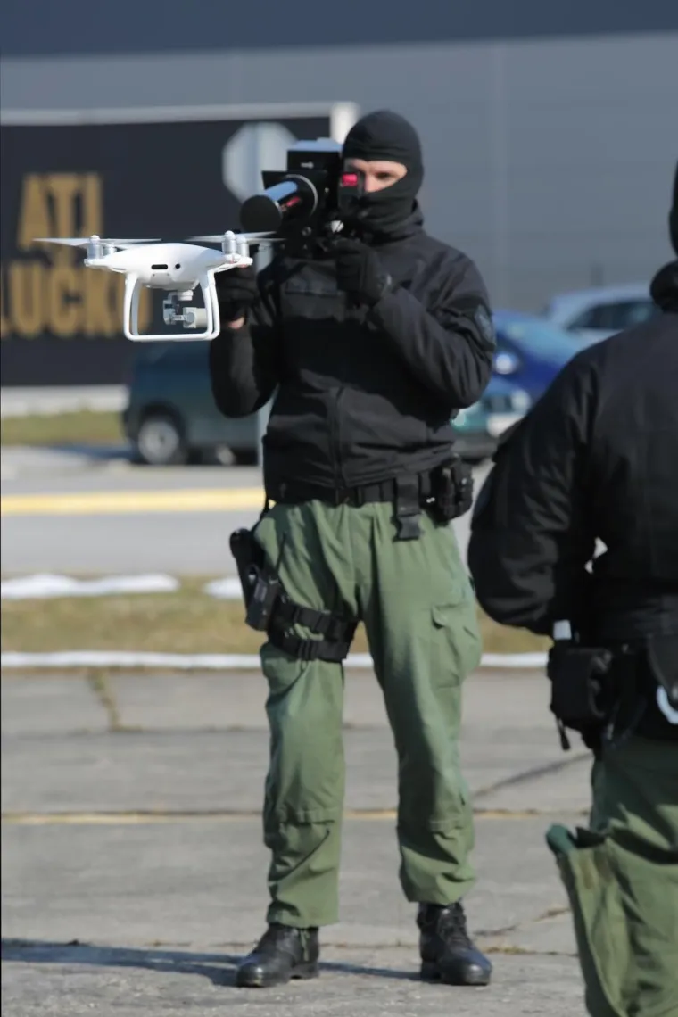 OVAKO RADI PUŠKA PROTIV DRONOVA: Održana demonstracija uklanjanja dronova puškom protiv bespilotnih letjelica
