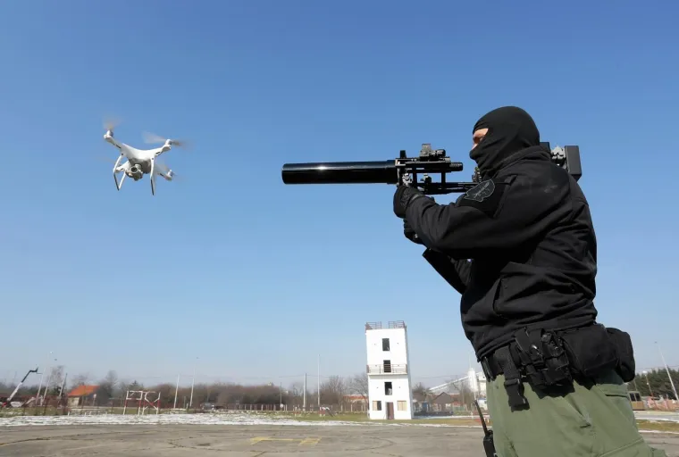 OVAKO RADI PUŠKA PROTIV DRONOVA: Održana demonstracija uklanjanja dronova puškom protiv bespilotnih letjelica